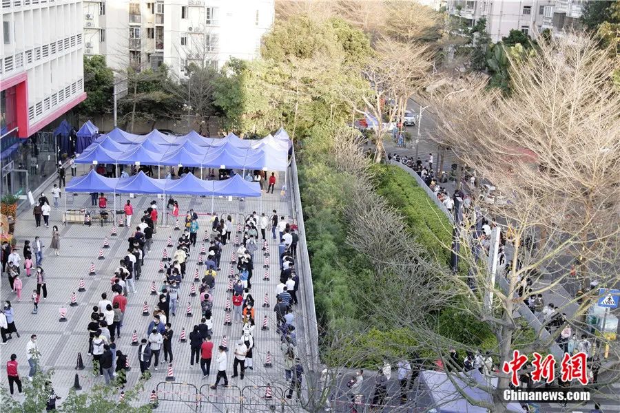 图为深圳市民有序排队做免费核酸检测。<a target='_blank' data-cke-saved-href='/' href='/'>中新社</a>记者 陈文 摄 图为深圳市民有序排队做免费核酸检测。<a target='_blank' data-cke-saved-href='/' href='/'>中新社</a>记者 陈文 摄